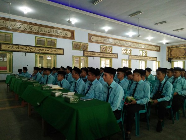 Peserta Studi Banding mengikuti perkumpulan di Aula Gontor Pusat