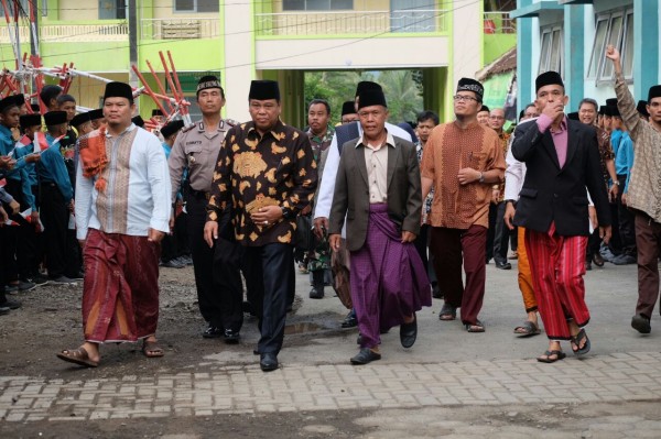 Ketua Mahmakah Konstitusiberjalan bersama Pimpinan Pondok menuju Auditorium Pesantren Condong